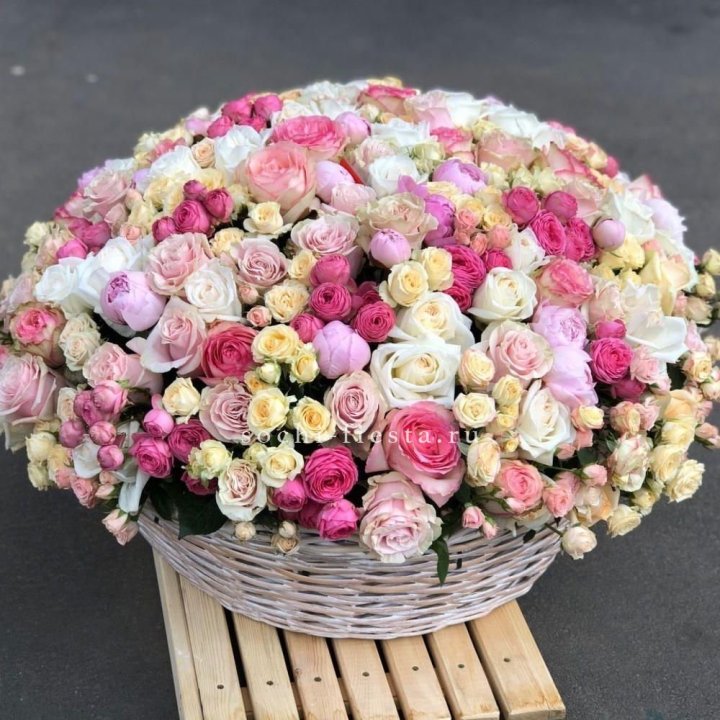 Цветочная корзина из пионов и пионовидных роз "Universe" в Хосте и Кудепсте