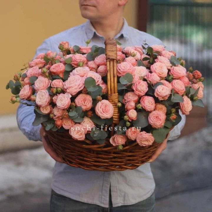 Корзина из 101 пионовидной розы в Хосте и Кудепсте