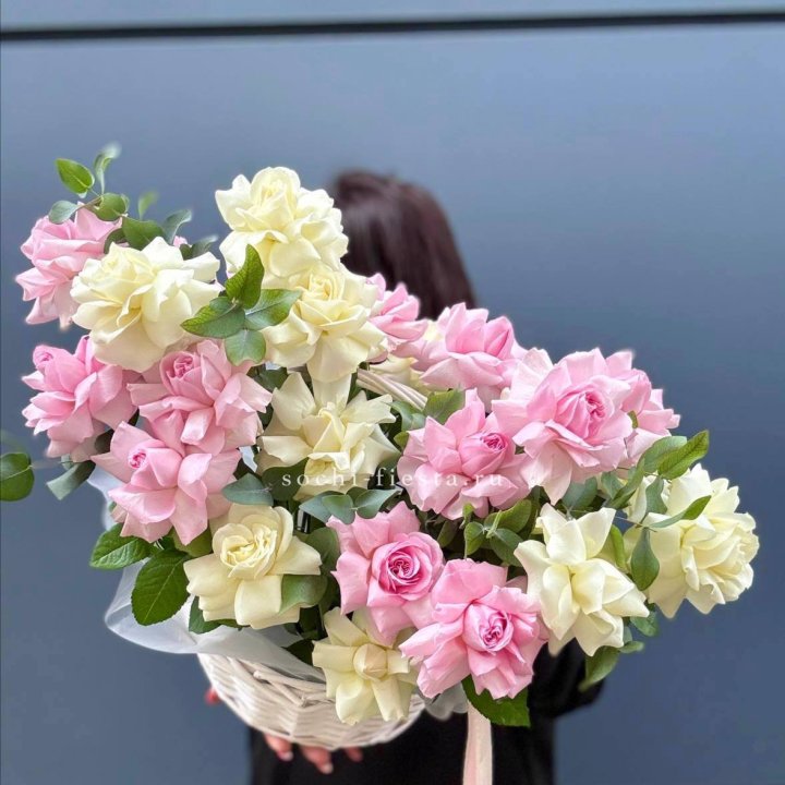 25 Французских роз в корзине в Хосте и Кудепсте