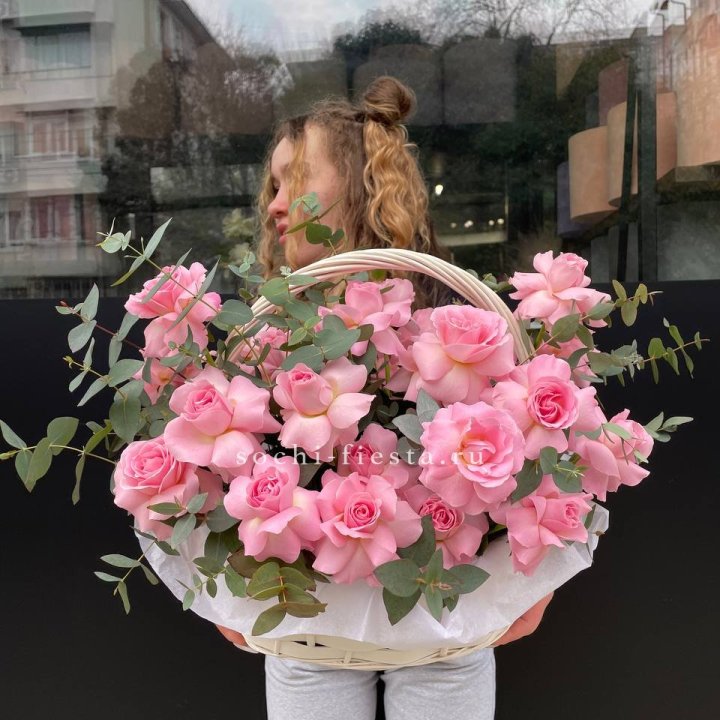 25 роз в Цветочной корзине Sweet Sugar в Хосте и Кудепсте