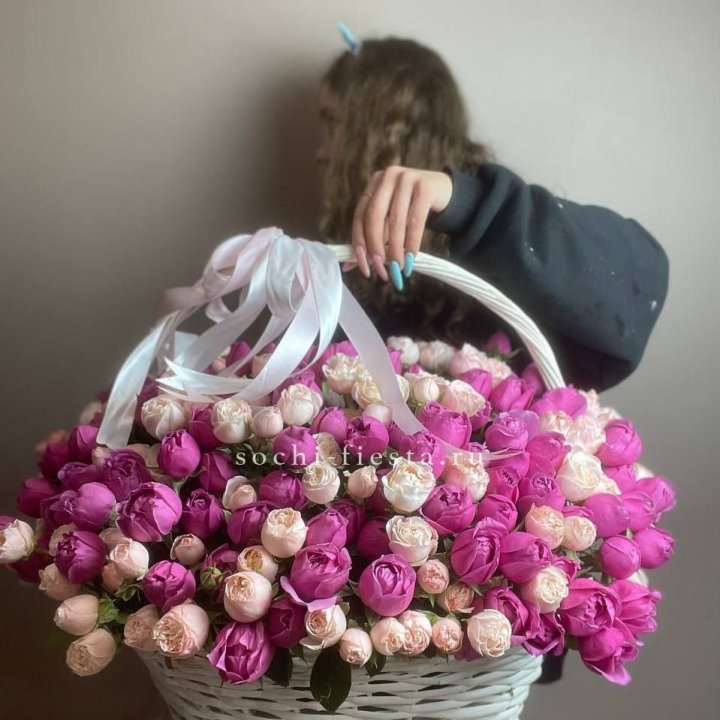 Премиум корзина пионовидных кустовых роз в Хосте и Кудепсте