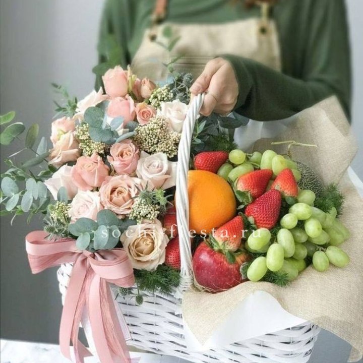 Фруктовая корзина c цветами в Хосте и Кудепсте