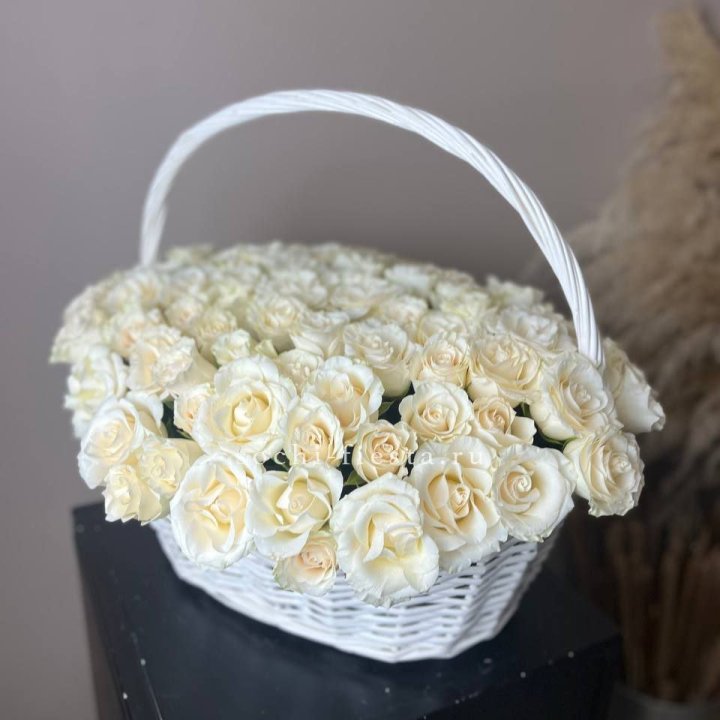 101 белая роза в корзине в Хосте и Кудепсте
