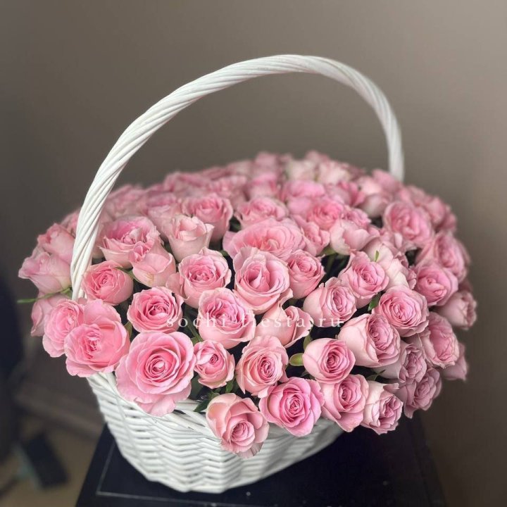 101 розовая роза в корзине в Хосте и Кудепсте