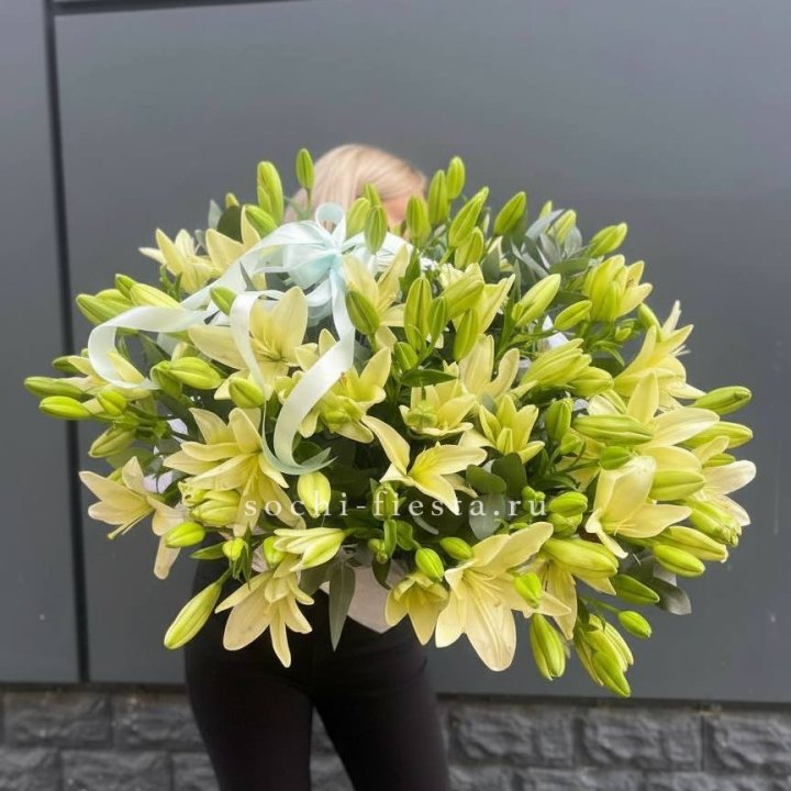 Лилии в корзине в Хосте и Кудепсте