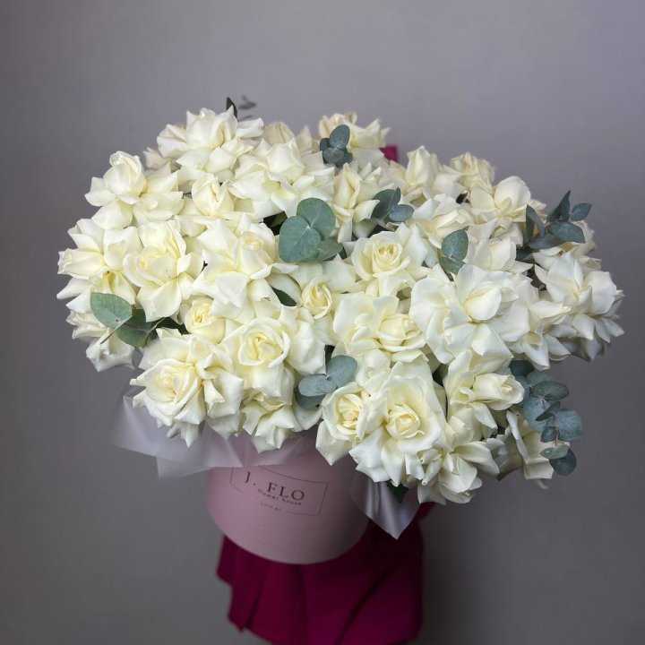 37 белых роз в боксе в Хосте и Кудепсте