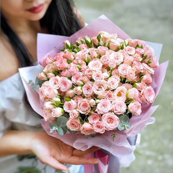 Кустовые розы с эвкалиптом в Хосте и Кудепсте