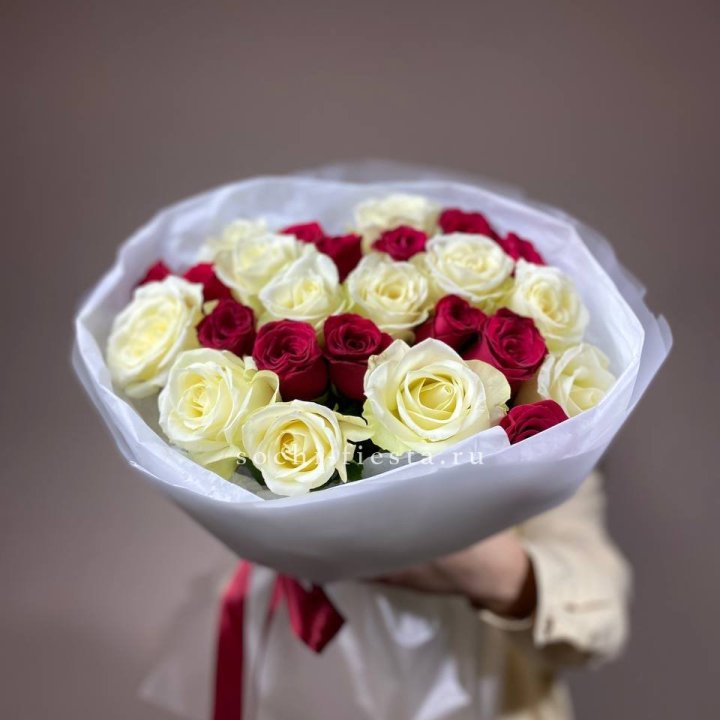 Букет их красных и белых 25 роз в Хосте и Кудепсте