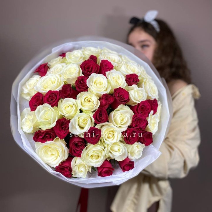 Микс из 55 роз в Хосте и Кудепсте