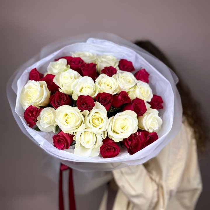 Букет из красных белых 35 роз в Хосте и Кудепсте