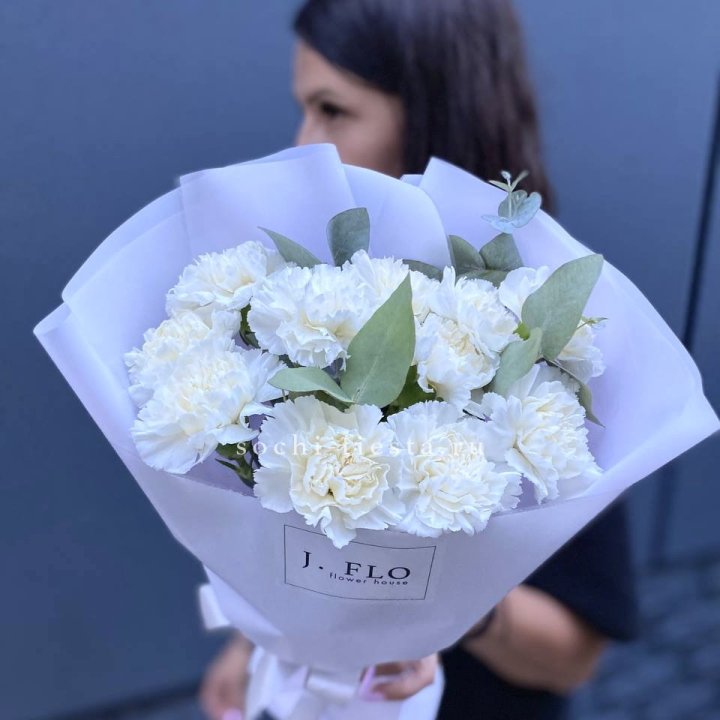 Белые Диантусы с эвкалиптом в Хосте и Кудепсте