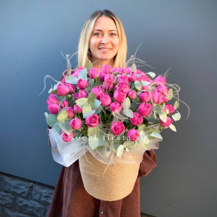 Пионовидные розы  в джутовом кашпо Maxi в Хосте и Кудепсте