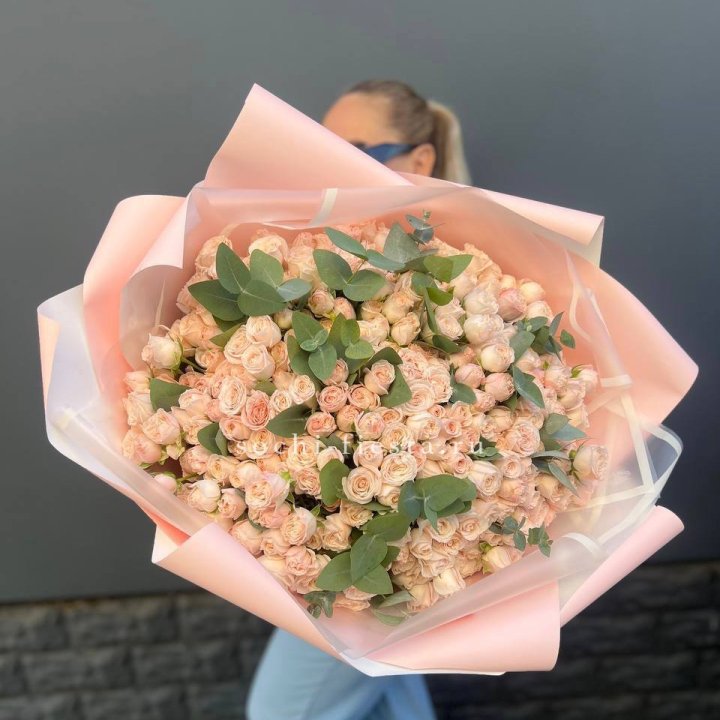 101 кустовая роза с эвкалиптом в Хосте и Кудепсте