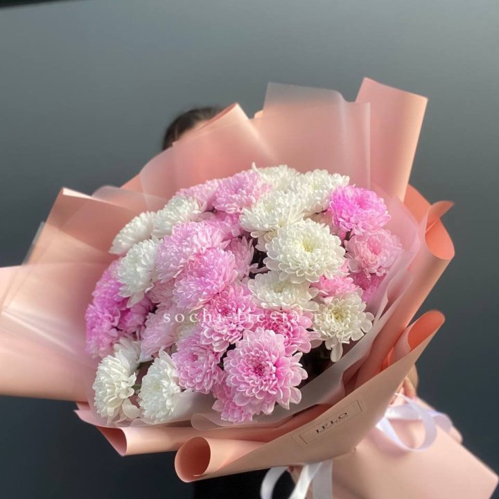  Букет бело-розовых хризантем  в Хосте и Кудепсте