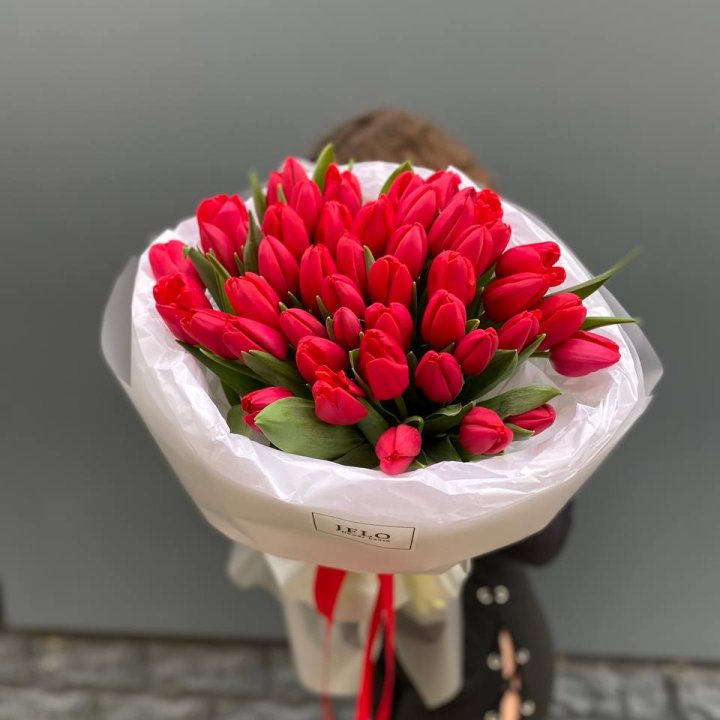 51 тюльпан "LOVE" с доставкой в Хосте и Кудепсте
