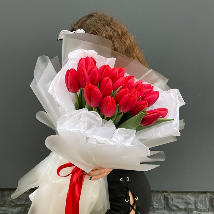  25 красных воздушных тюльпанов с доставкой в Хосте и Кудепсте