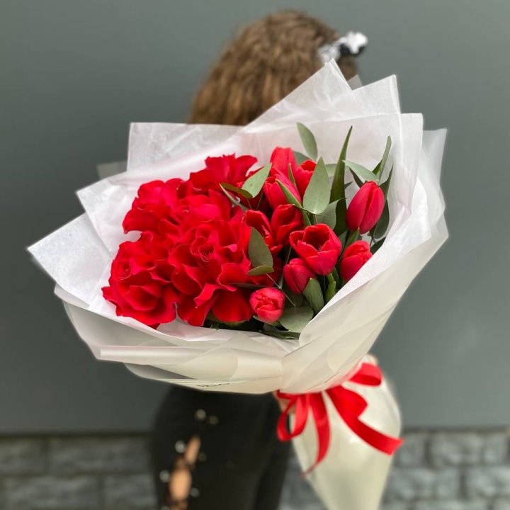 Дуо тюльпаны и розы с доставкой в Хосте и Кудепсте