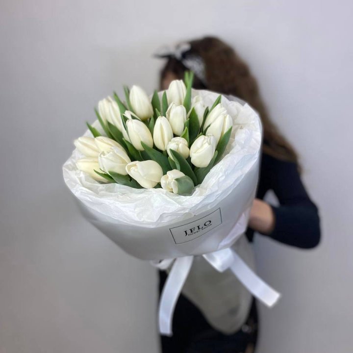  19 белых воздушных тюльпанов с доставкой в Хосте и Кудепсте
