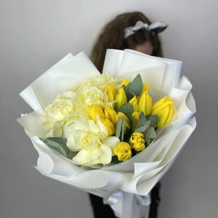 Дуо жёлтые тюльпаны и розы в Хосте и Кудепсте