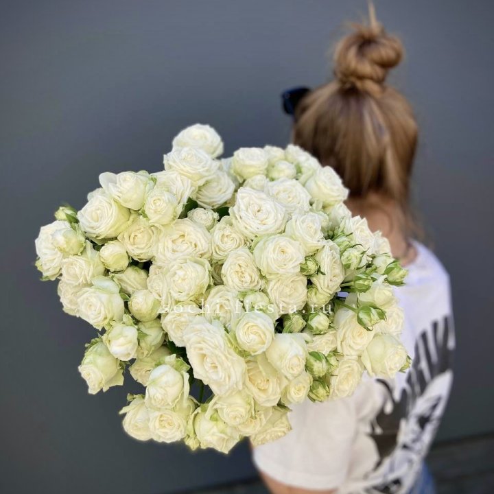 Охапка кустовых роз Бомбастик  White в Хосте и Кудепсте