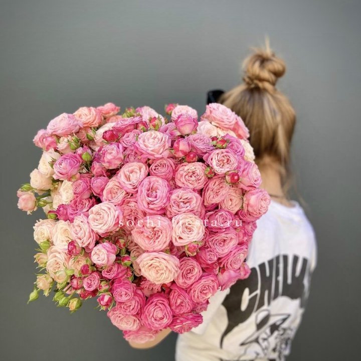 Охапка кустовых роз Бомбастик Pink в Хосте и Кудепсте