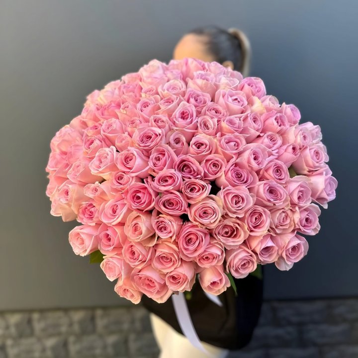 Охапка из 101 розовой розы в Хосте и Кудепсте