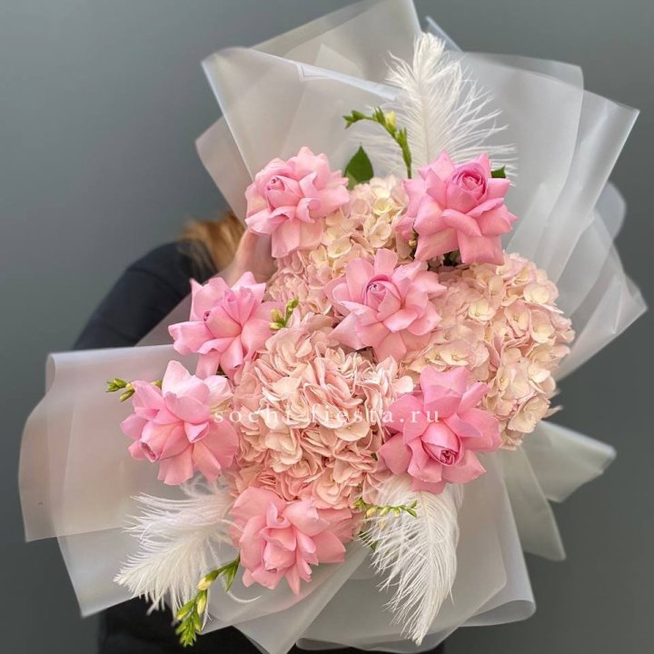  Букет  из гортензий и розовых роз в Хосте и Кудепсте