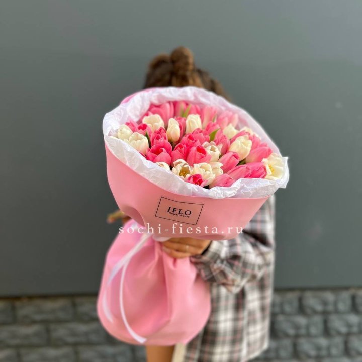 51 бело-розовый тюльпан в Хосте и Кудепсте