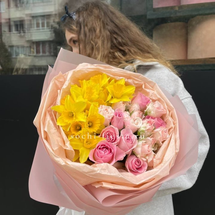 Букет роз и нарцисс в Хосте и Кудепсте