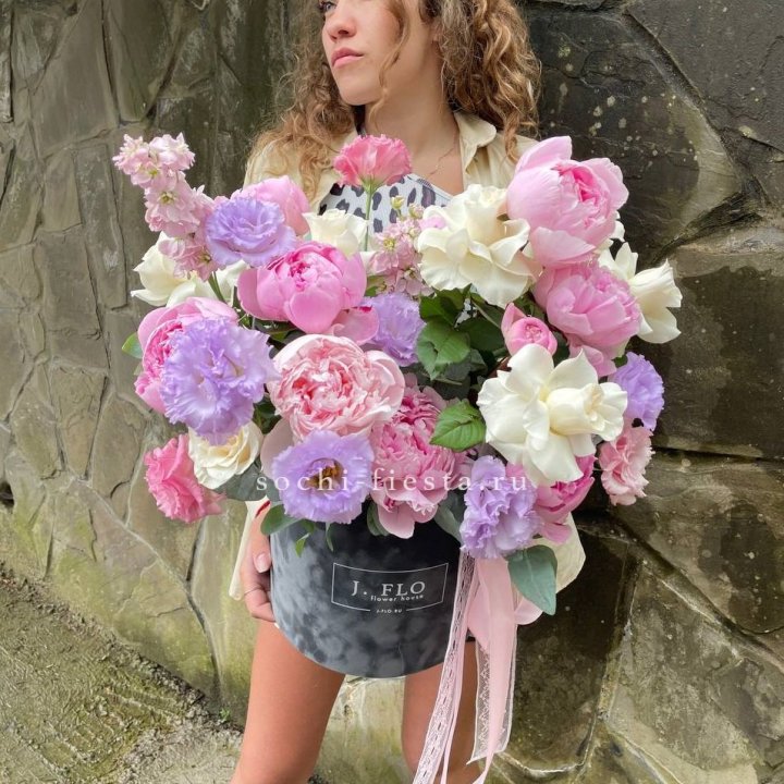 Дизайнерский цилиндр с пионами в Хосте и Кудепсте