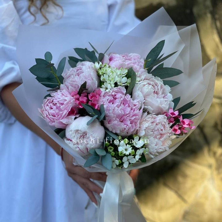 7 зефирных пионов с эвкалиптом в Хосте и Кудепсте