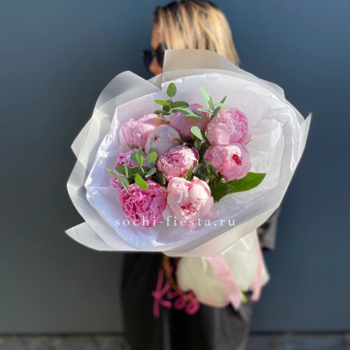 9 пионов с эвкалиптом в Хосте и Кудепсте