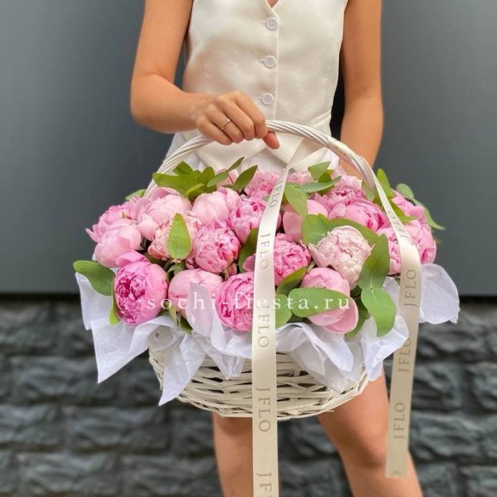 29 пионов в корзине в Хосте и Кудепсте