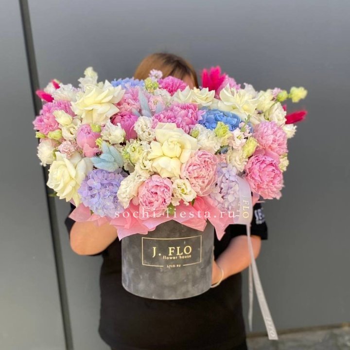 Цилиндр с пионами "Asa" в Хосте и Кудепсте