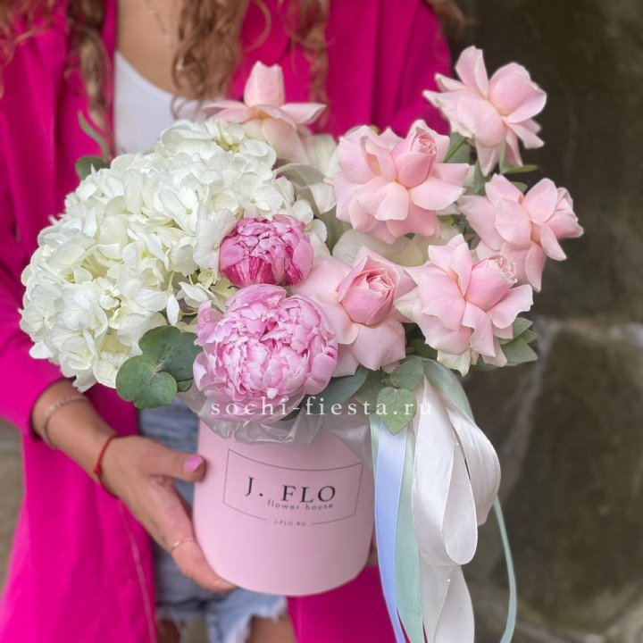 Цилиндр с пионами "Alisiya" в Хосте и Кудепсте