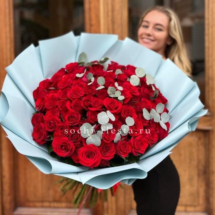 101 красная роза с эвкалиптом в Хосте и Кудепсте
