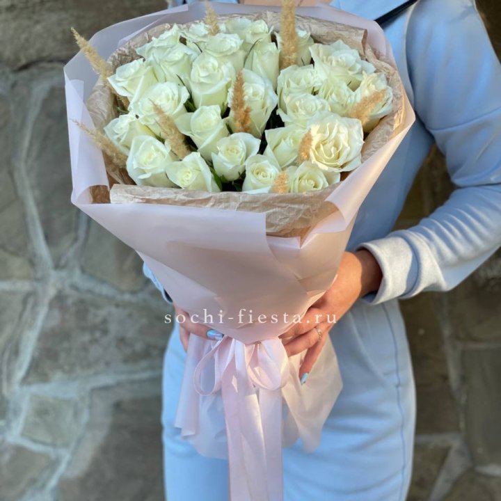 25 белых роз с сухоцветами в Хосте и Кудепсте