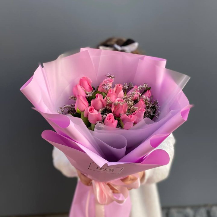 15 розовых роз с лимониумом в Хосте и Кудепсте