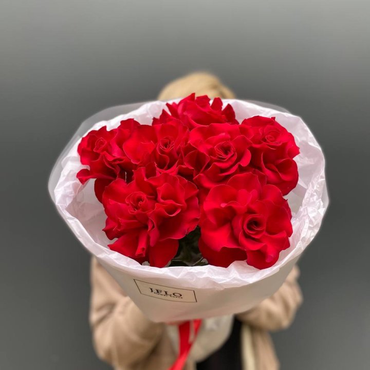 7 красных французских роз в Хосте и Кудепсте