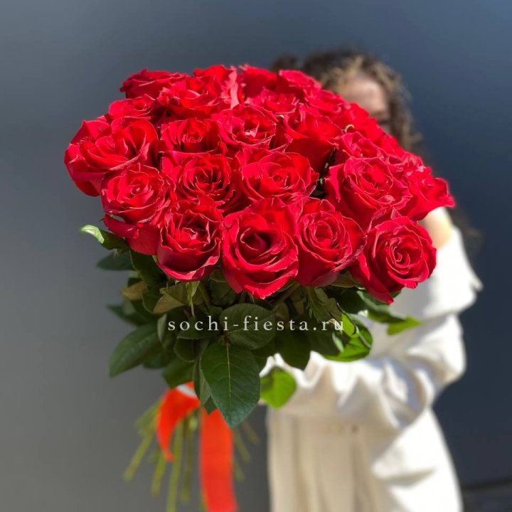 25 высоких красных роз в Хосте и Кудепсте