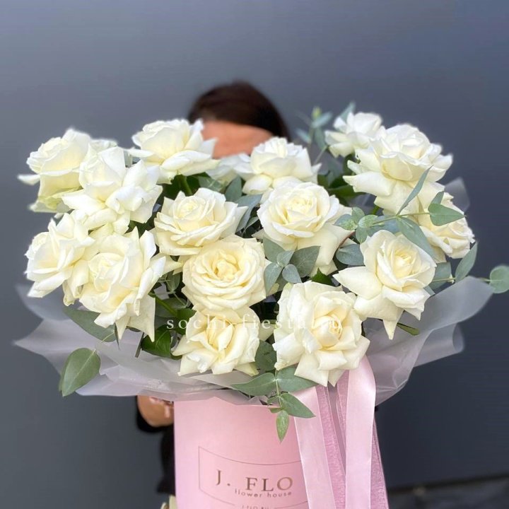 17 Французских белых роз в боксе в Хосте и Кудепсте