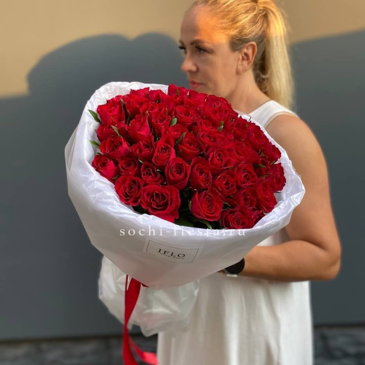 51 роза Madam Red в нежном оформлении с доставкой в Хосте и Кудепсте