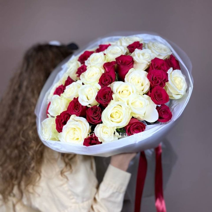 Букет из красных белых 45 роз в Хосте и Кудепсте