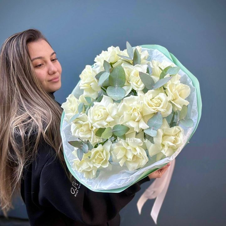 15 Белых французских роз "Notte Bianca" в Хосте и Кудепсте