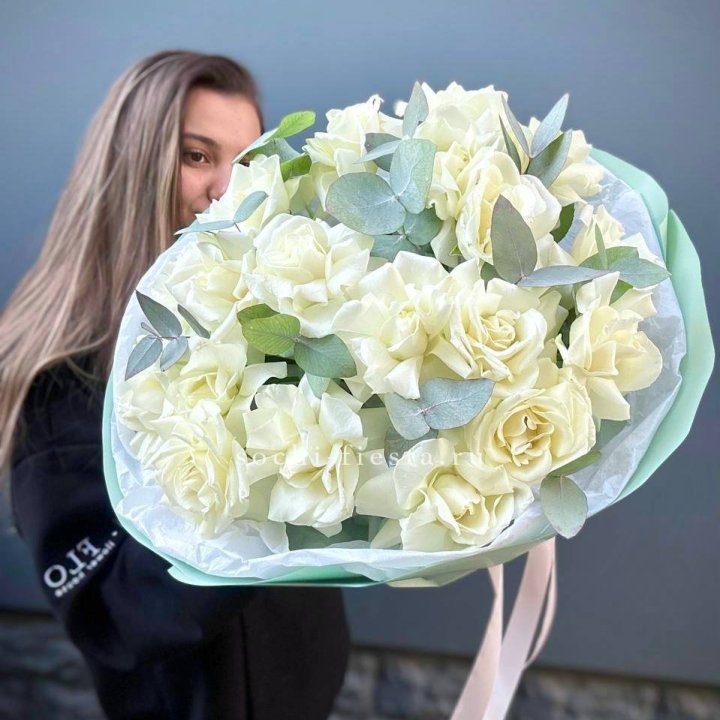 19 Белых французских роз "Notte Bianca" в Хосте и Кудепсте