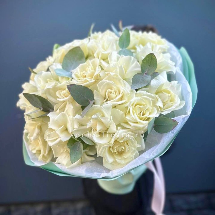 25 Белых французских роз "Notte Bianca" в Хосте и Кудепсте