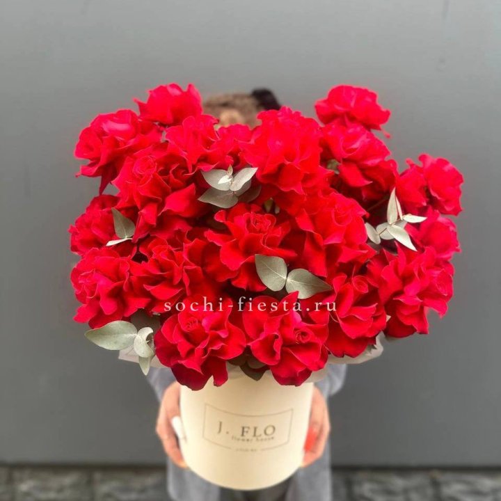 35 Французских роз в боксе в Хосте и Кудепсте