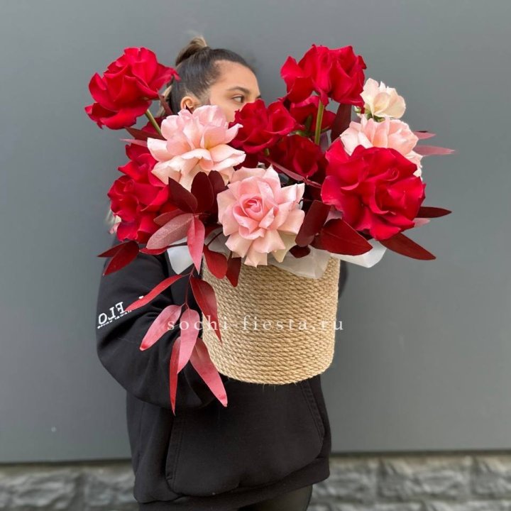 15 Французских роз в джутовом кашпо в Хосте и Кудепсте