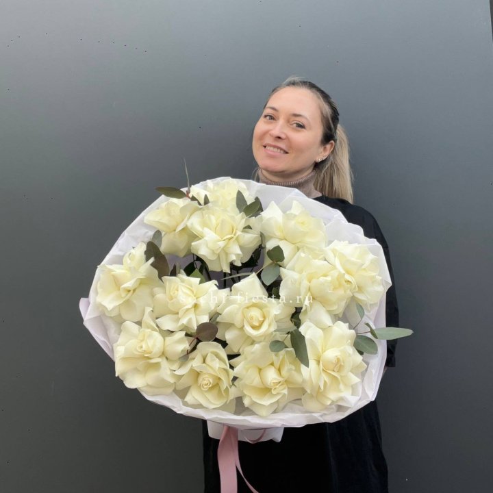 13 Белых французских роз Облако в Хосте и Кудепсте