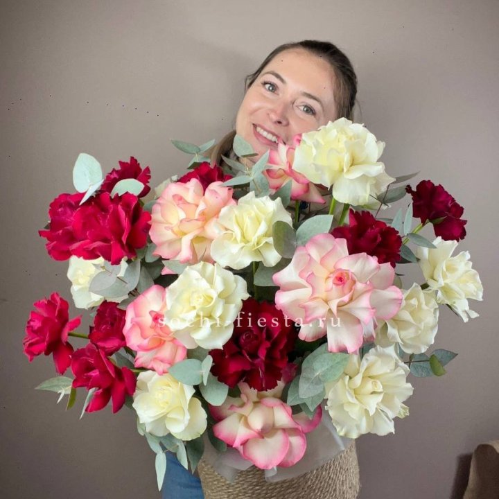 35 французских роз Микс в джутовом боксе в Хосте и Кудепсте